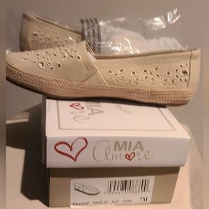 NIB, Mia Amore shoes, Size 7 natural/beige color with cute flower cutout design